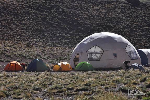 Pequenas barracas e grandes tendas no acampamento de Confluencia, na trilha que leva à base do Aconcágua, região de Mendoza, a oeste da Argentina